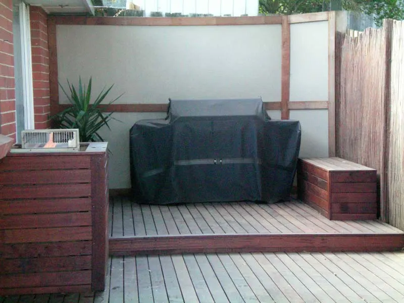 Deck with built-in bench seating in Melbourne